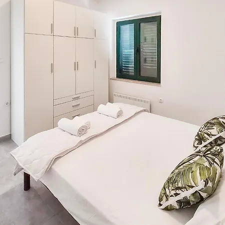Pet Friendly In Semesterbostad Brna